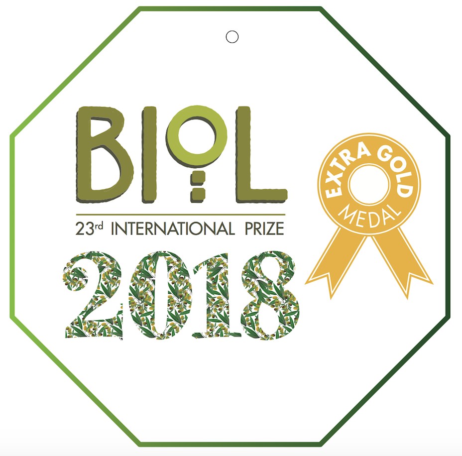 Segell octogonal amb el text "BIOL 23rd International Prize" i "2018", acompanyat d’una medalla daurada amb la inscripció "Extra Gold Medal".