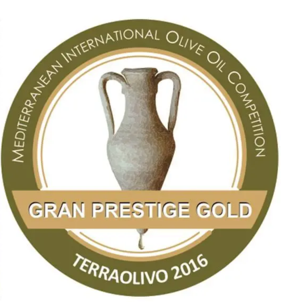 Segell rodó de premi amb una àmfora al centre i el text "Gran Prestige Gold" i "TerraOlivo 2016" a la part inferior, envoltat per les paraules "Mediterranean International Olive Oil Competition".