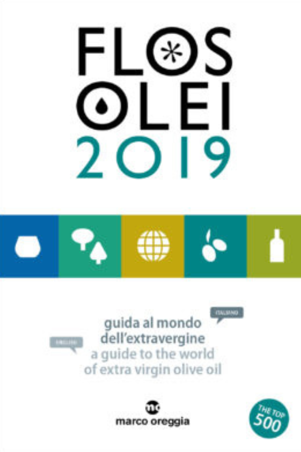 Portada de la guia "Flos Olei 2019", amb el títol principal i símbols de productes relacionats amb l'oli d'oliva verge extra, seguit del text en italià i anglès "guida al mondo dell'extravergine / a guide to the world of extra virgin olive oil".